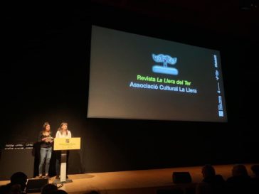 Imatge del lliurament del premi Carles Rahola a la revista La Llera del Ter