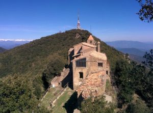 Imatge del santuari de Rocacorba, amb les antenes del reemissor al fons. (Autor: Josep Maria Viñolas)