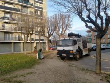 Treballs de poda al parc del carrer Bòbiles