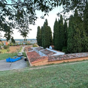 Imatge del cementiri de Celrà, amb l'inici de les obres