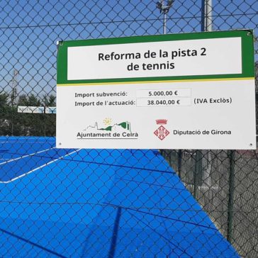 Imatge del cartell anunciador de les obres a la pista 2.