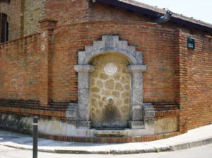 La font de la Fàbrica, al carrer Indústria, és un dels elements protegits.