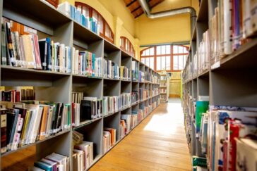 Imatge de l'interior de la biblioteca de Celrà