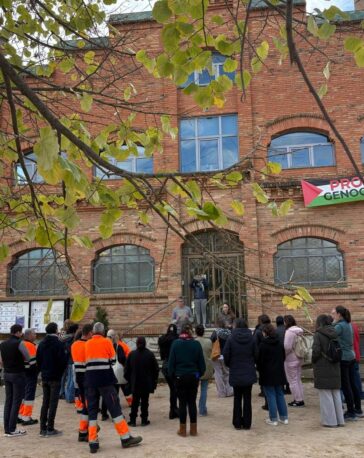 Lectura del manifest del 25N davant l'Ajuntament de Celrà.